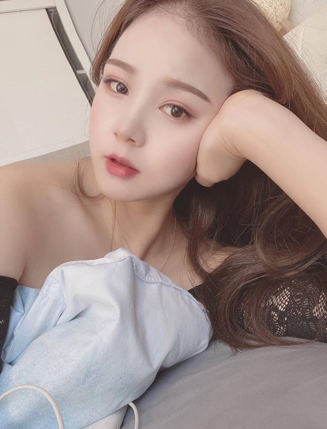 新到的极品嫩妹，外表清纯其实Sao得一B